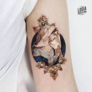 tatuaje_brazo_rezar_microrealism_logia_barcelona_mumi_ink 